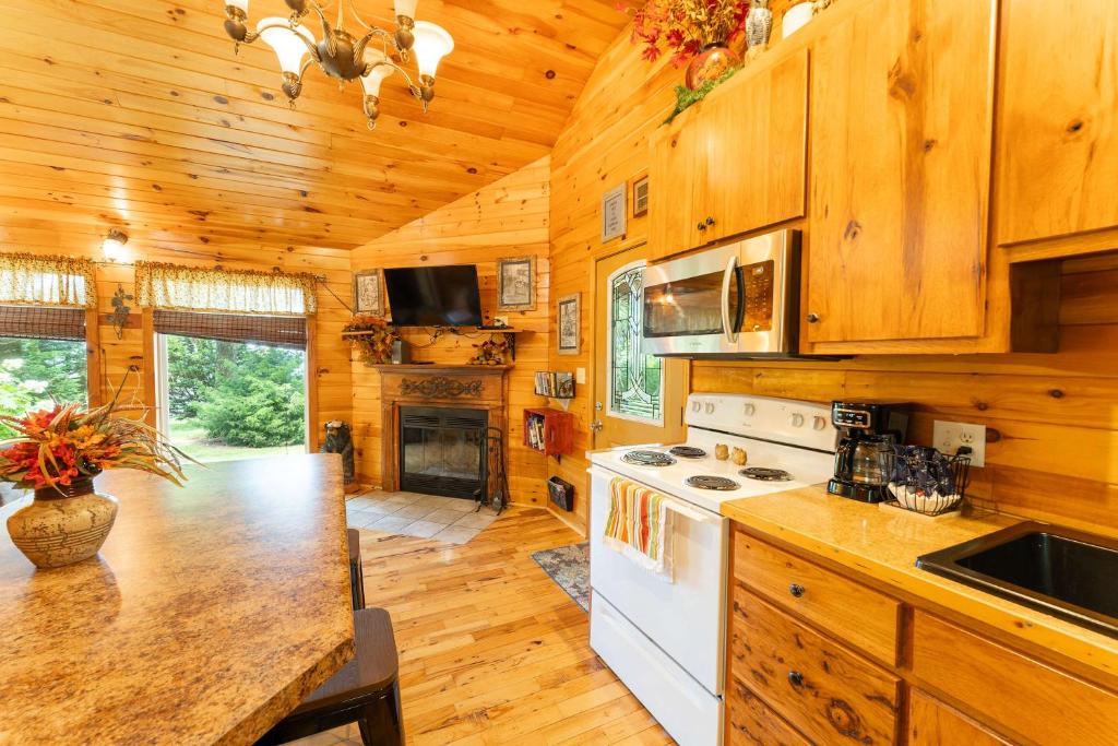 Wildflower Cabin with a private hot tub - Image 6