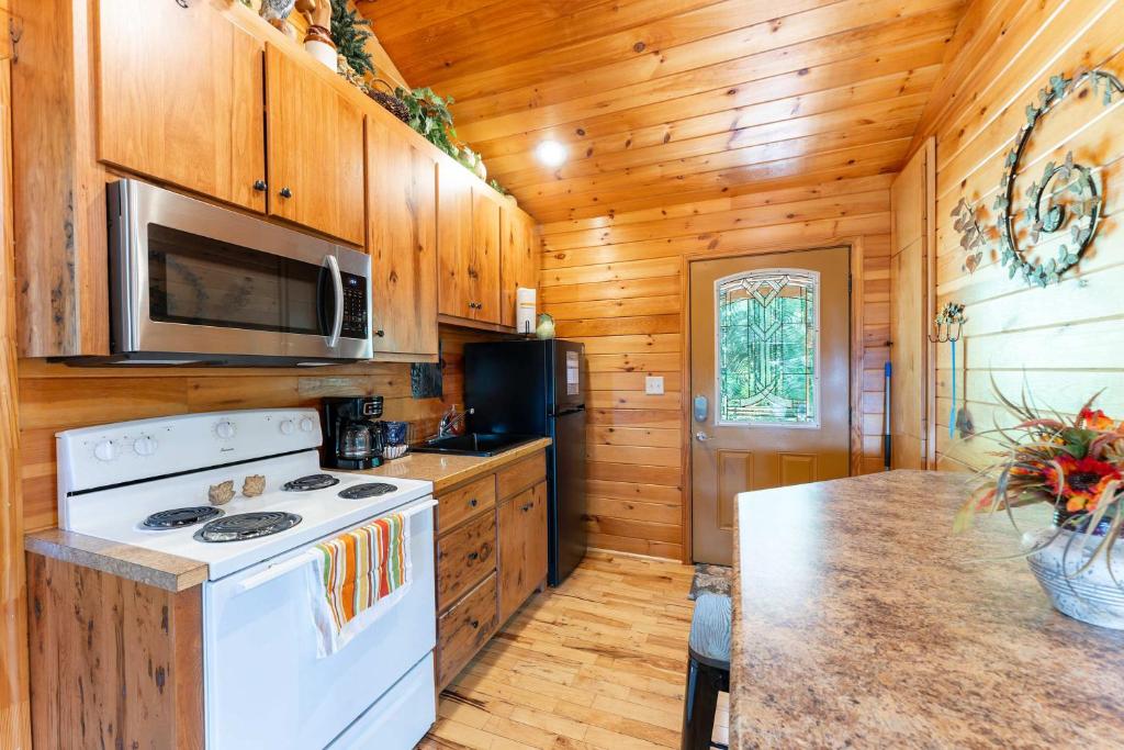 Wildflower Cabin with a private hot tub - Image 7