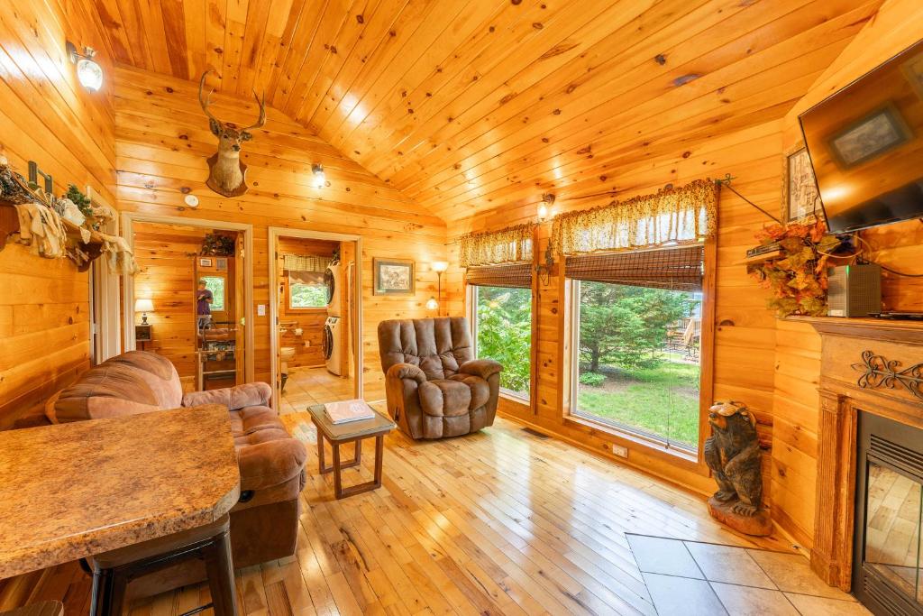 Wildflower Cabin with a private hot tub - Image 5