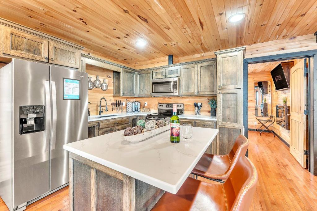 Rivers Ledge Cabin with breathtaking views hot tub & indoor pool - Image 6