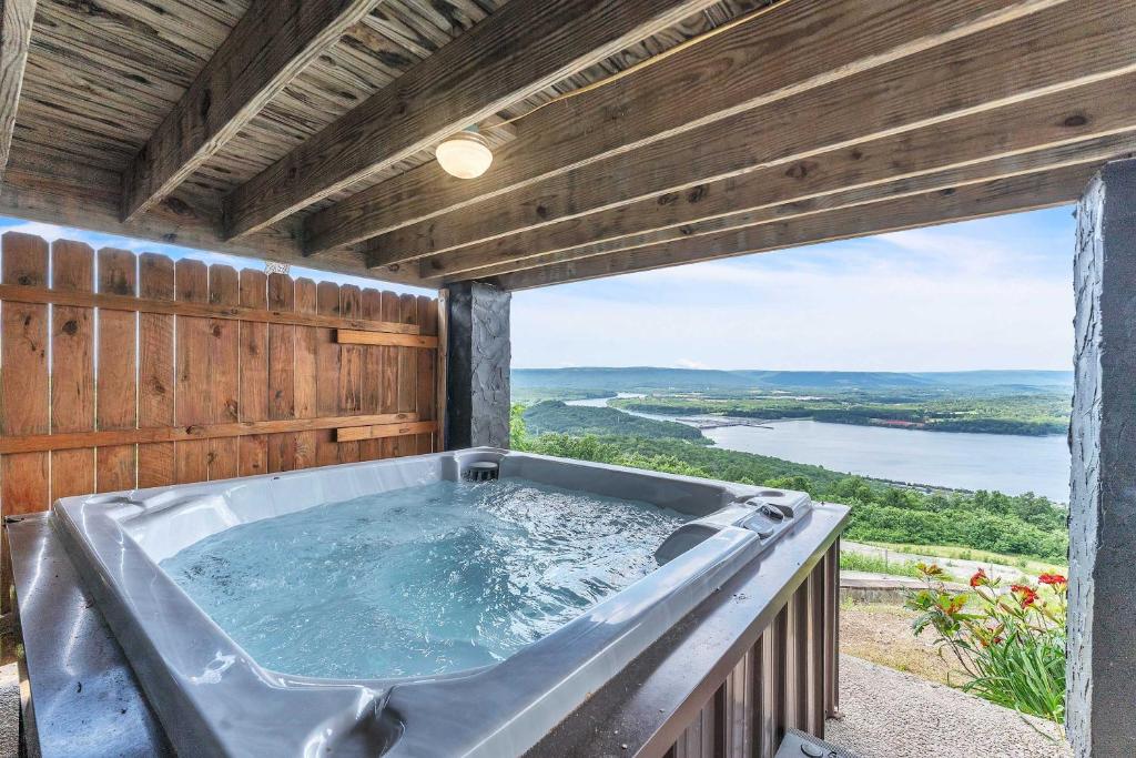 Rivers Ledge Cabin with breathtaking views hot tub & indoor pool