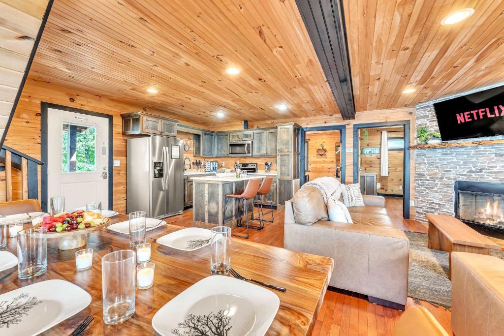 Rivers Ledge Cabin with breathtaking views hot tub & indoor pool - Image 5