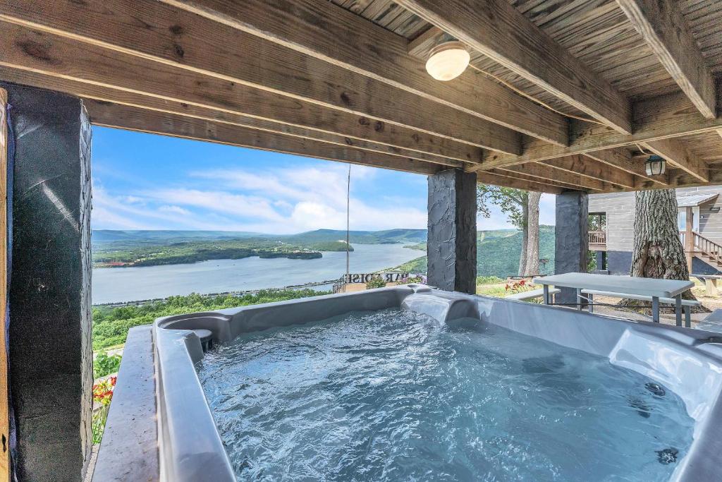 Hot Tub (Jacuzzi) - Photo 3