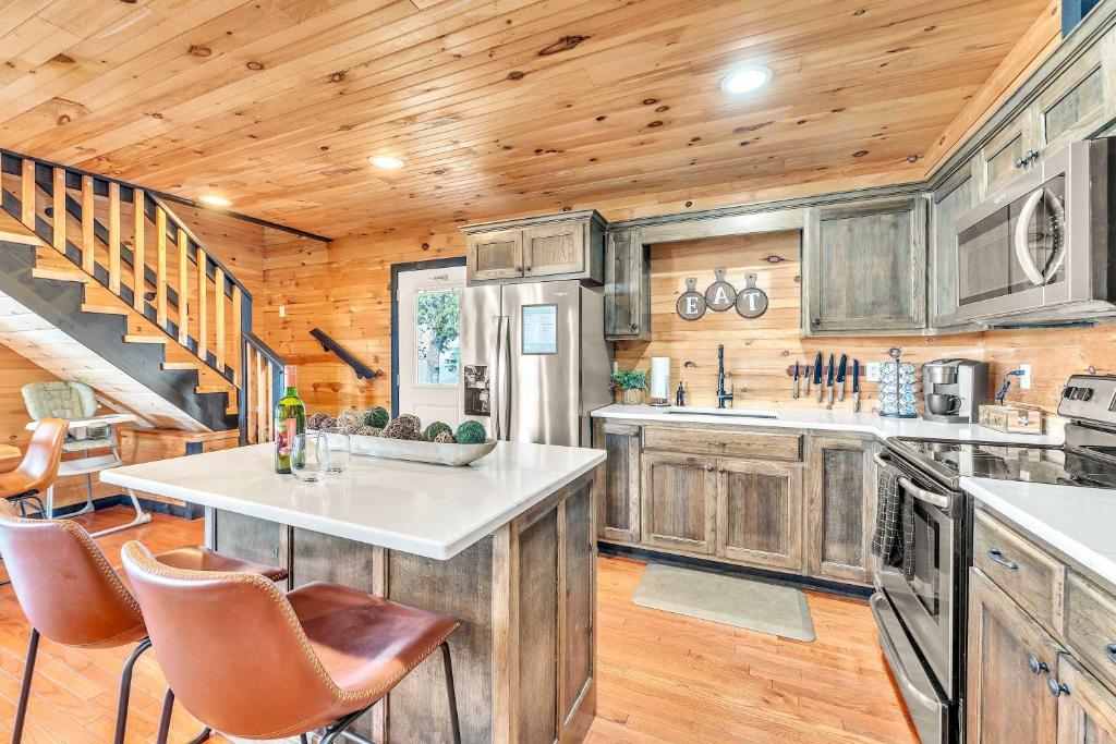 Rivers Ledge Cabin with breathtaking views hot tub & indoor pool - Image 7