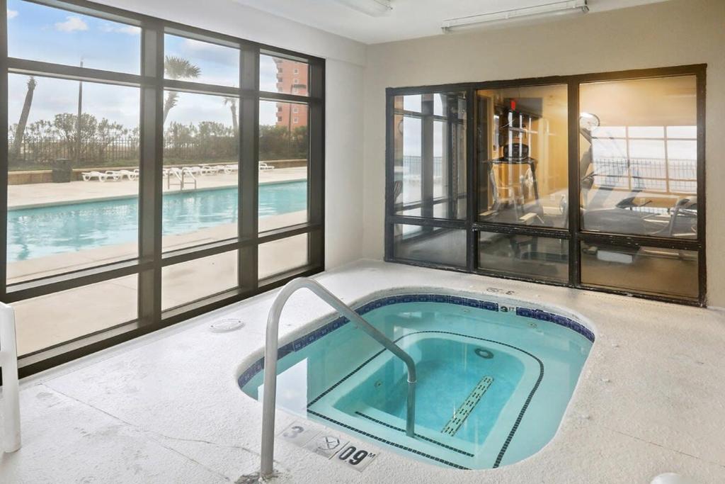 Hot Tub (Jacuzzi) - Photo 2