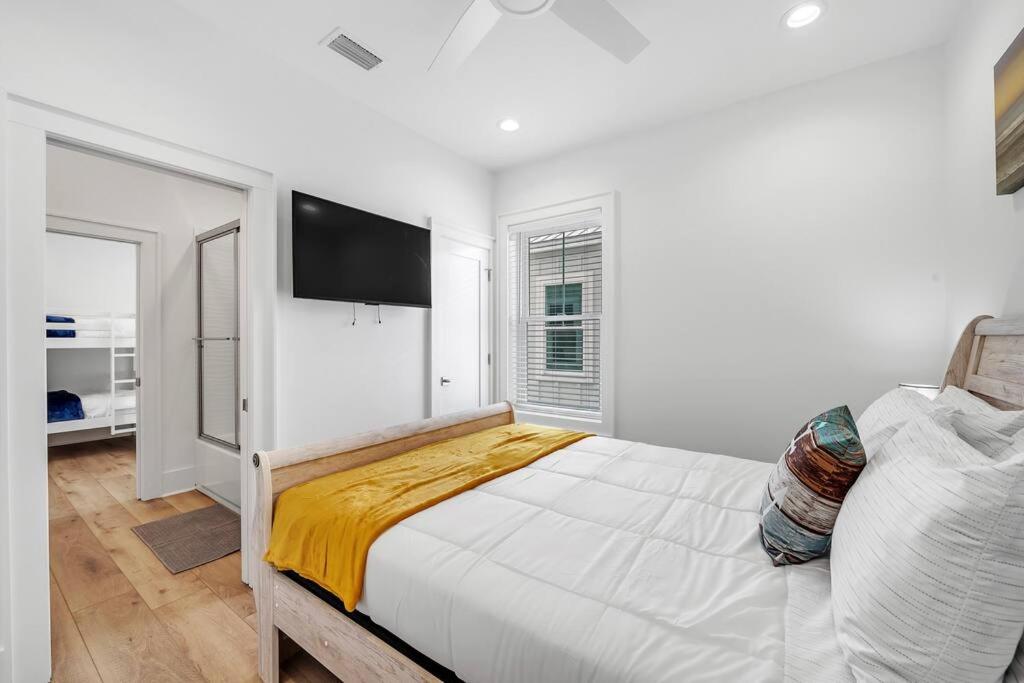 Amazing new house - steps away from beach! - Image 8