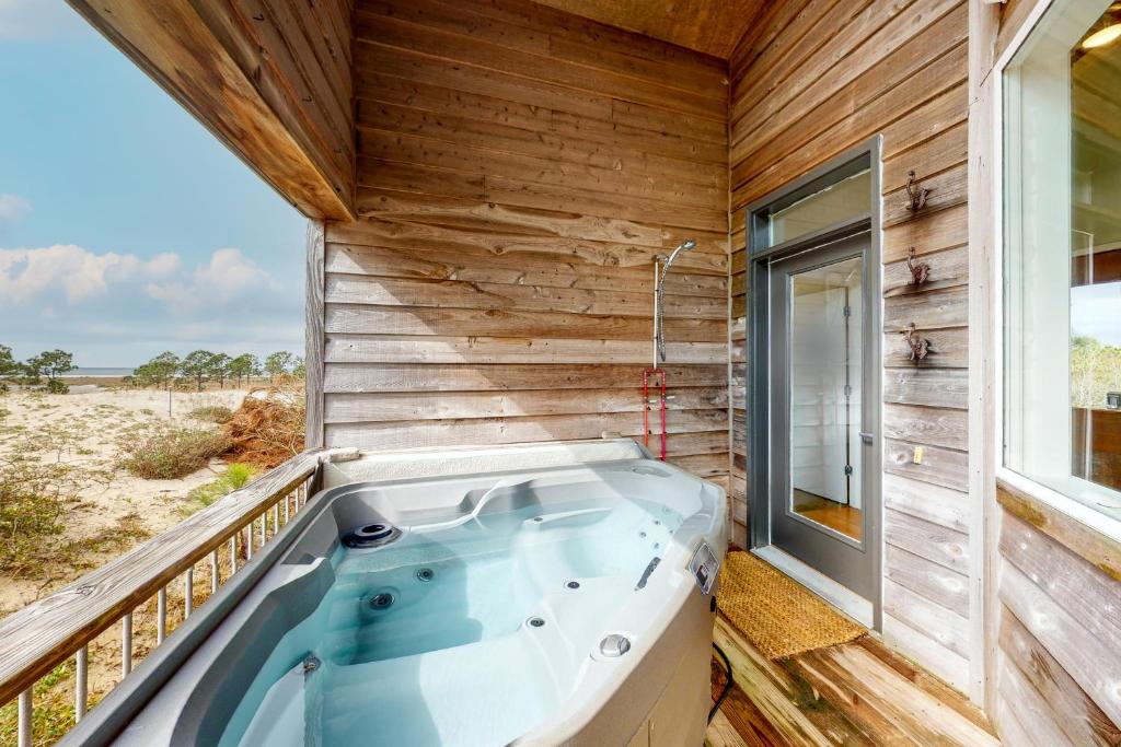 Hot Tub (Jacuzzi) - Photo 2