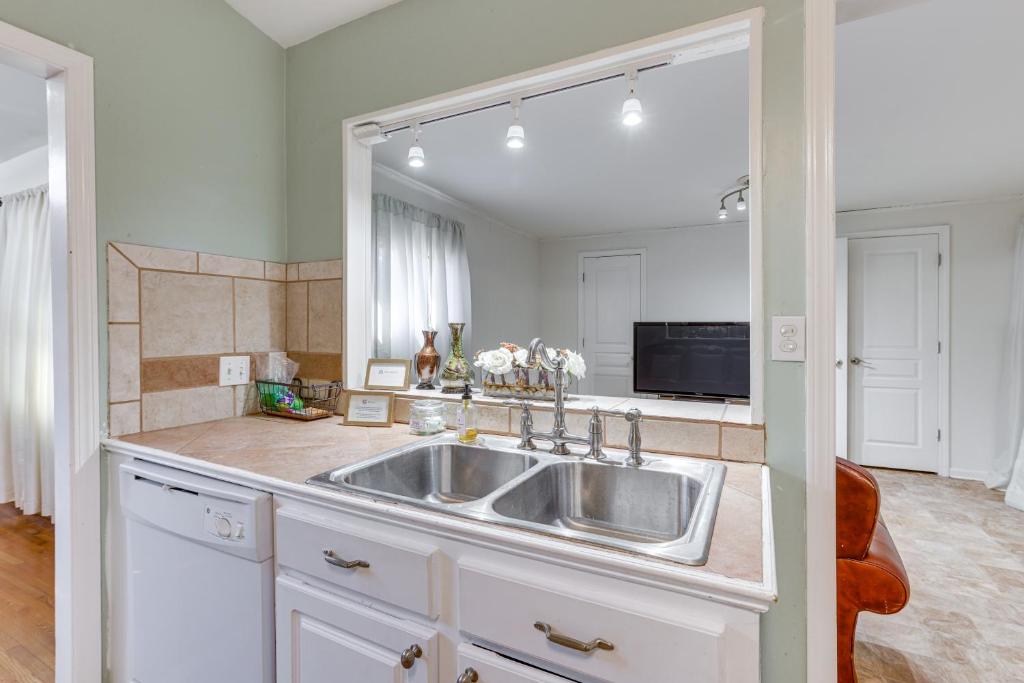 Pet-Friendly Birmingham Cottage with Private Hot Tub - Image 8