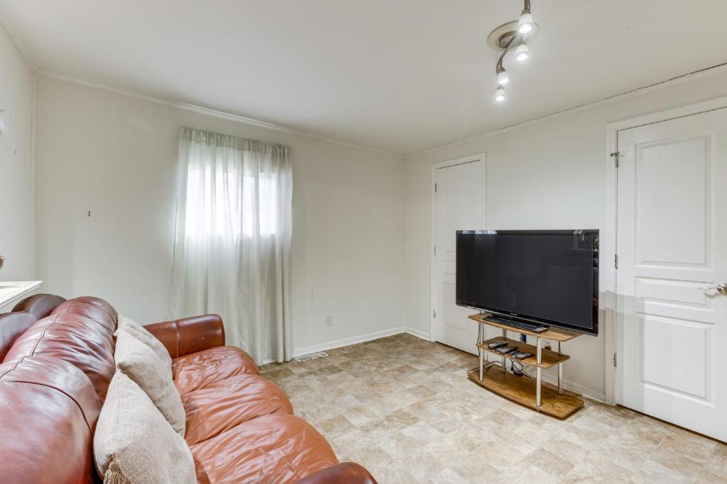 Pet-Friendly Birmingham Cottage with Private Hot Tub - Image 5