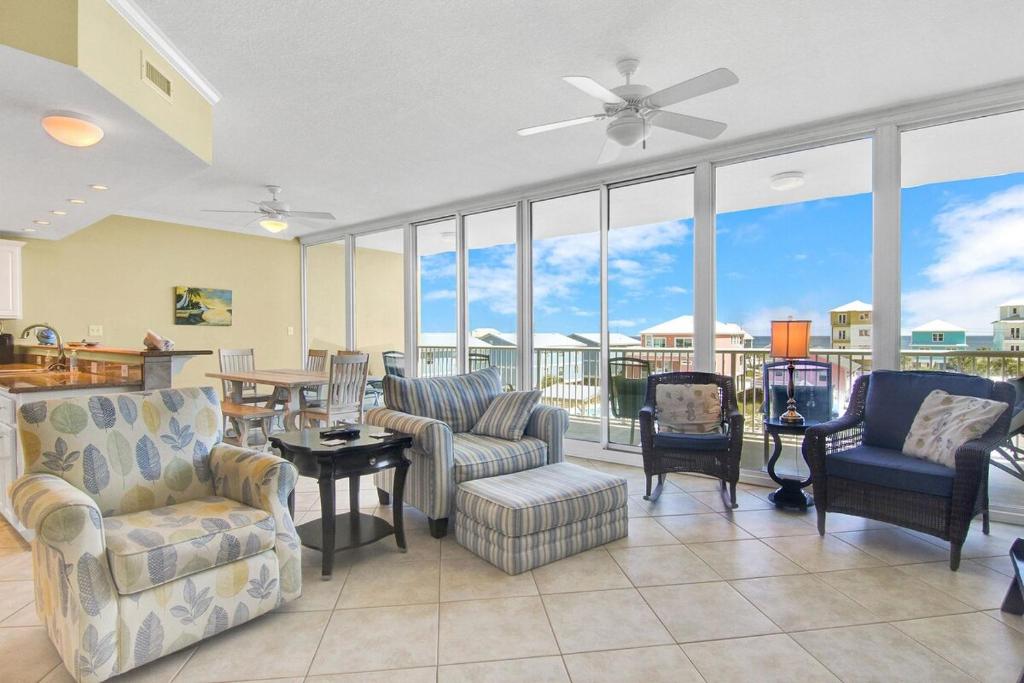 Sanibel 306- Easy beach access & Gulf views
