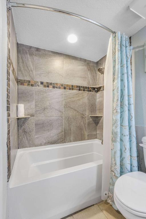 Hot Tub (Jacuzzi) - Photo 2