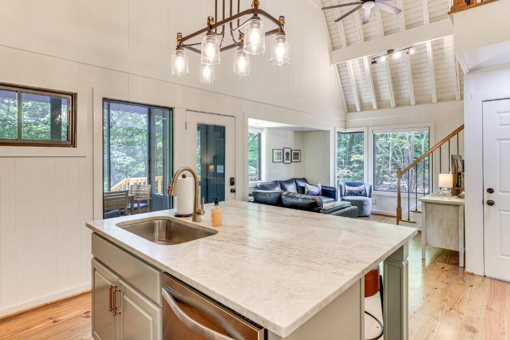 Family-Friendly Dadeville Cabin with Hot Tub and Porch - Image 4