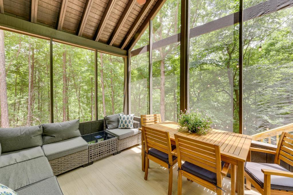 Family-Friendly Dadeville Cabin with Hot Tub and Porch