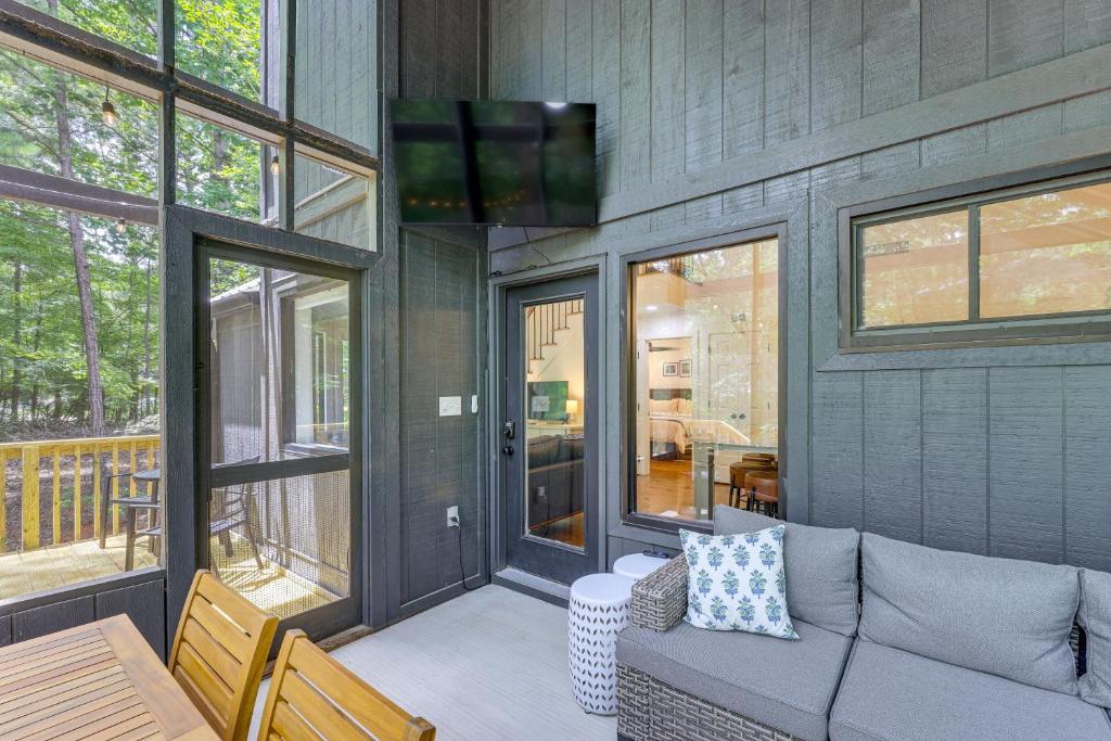 Family-Friendly Dadeville Cabin with Hot Tub and Porch - Image 5