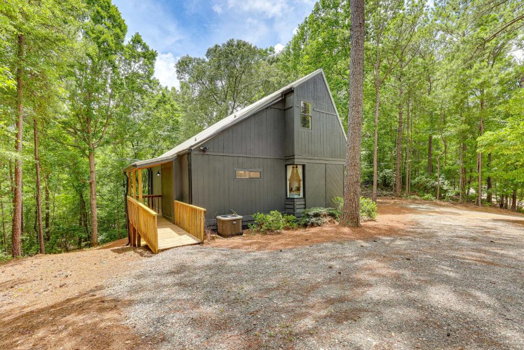 Family-Friendly Dadeville Cabin with Hot Tub and Porch