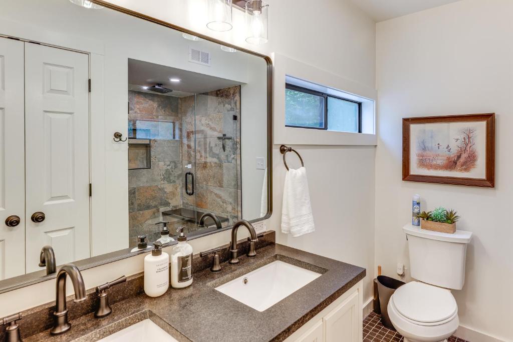 Family-Friendly Dadeville Cabin with Hot Tub and Porch - Image 8