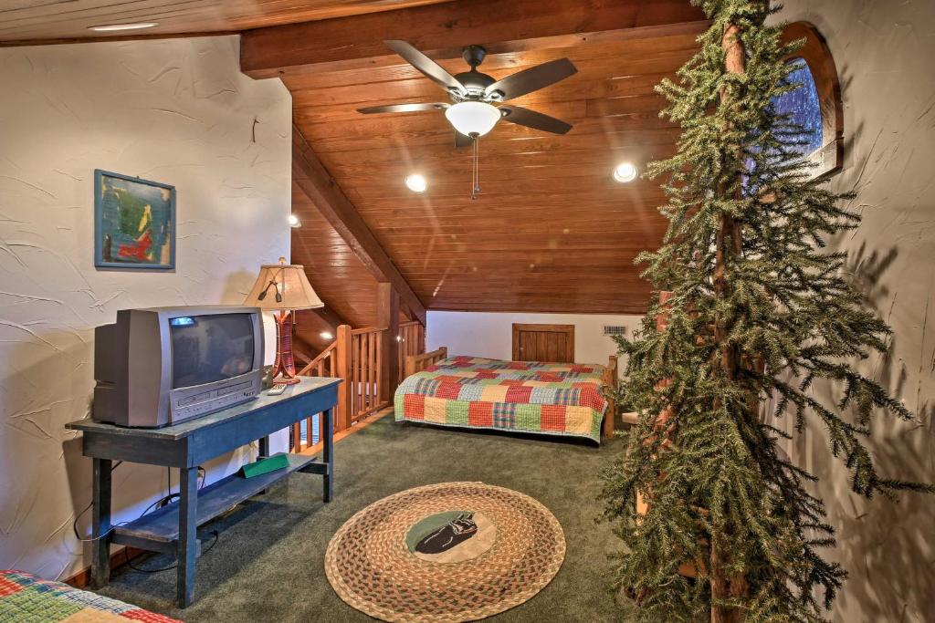 Spacious Waterfront Retreat with Dock and Hot Tub - Image 5