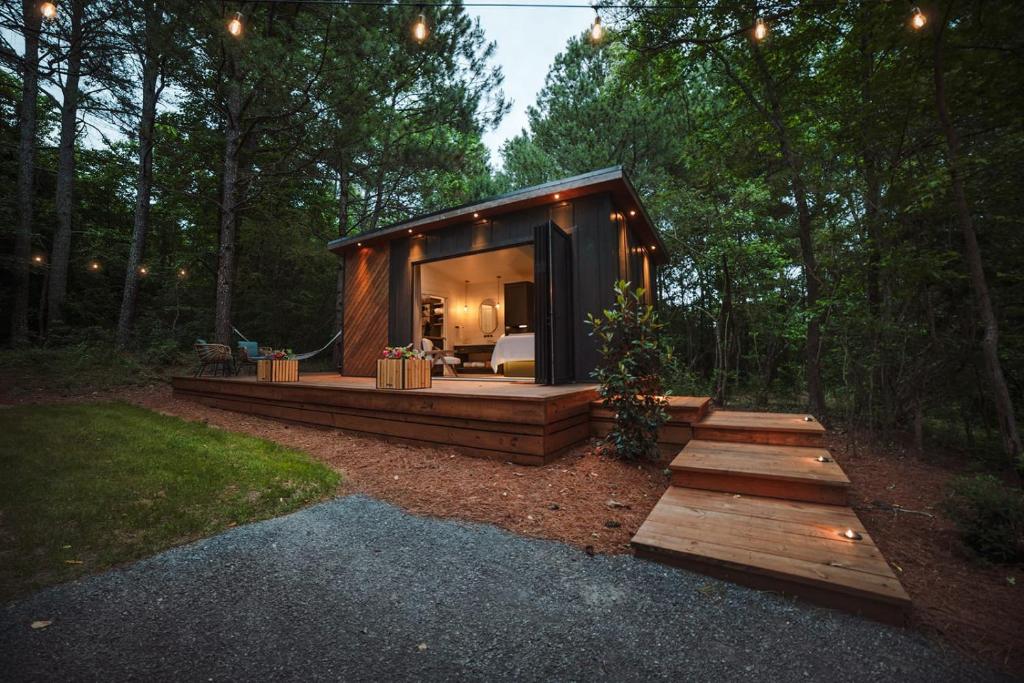 Glamping cottage with glass front and hot tub!