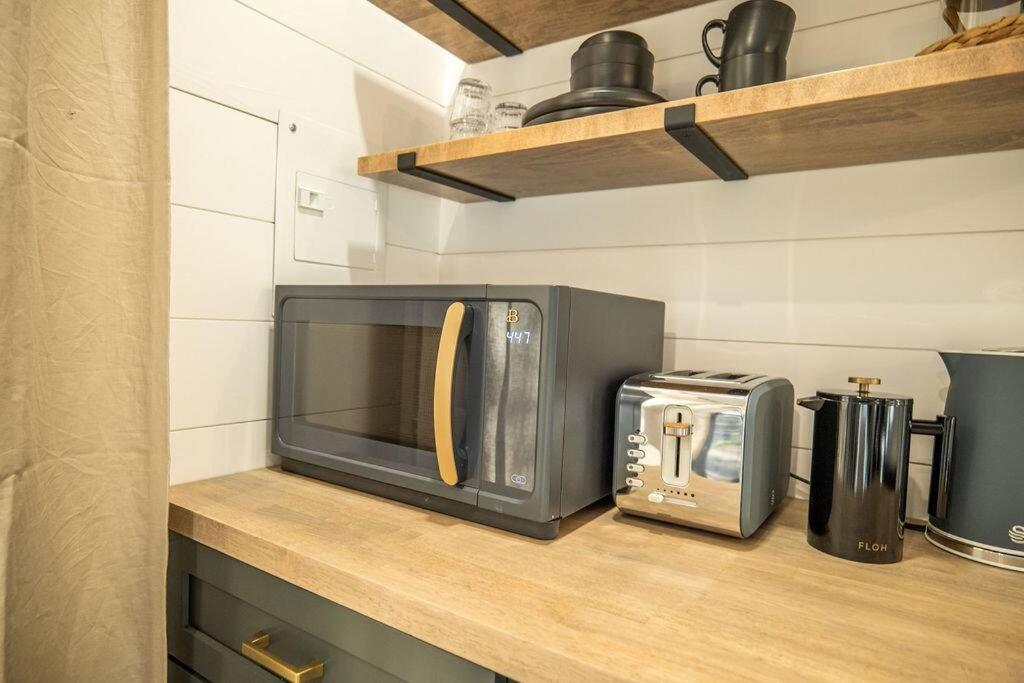 Glamping cottage with glass front and hot tub! - Image 8