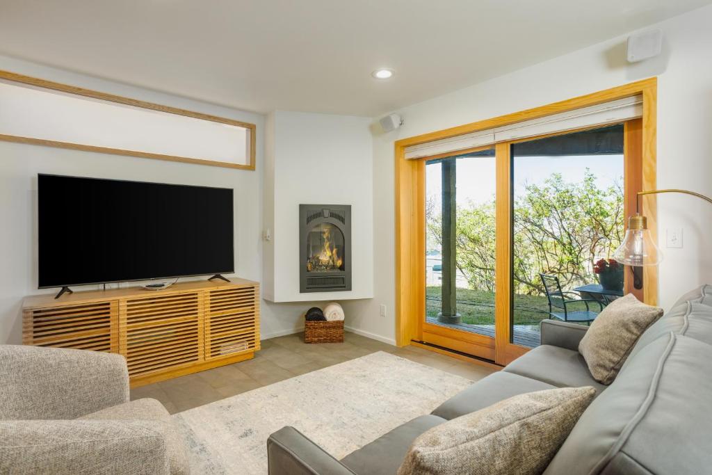 Downtown Contemporary Coastal Oasis - Image 5