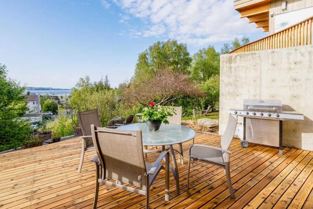 Downtown Contemporary Coastal Oasis - Image 4