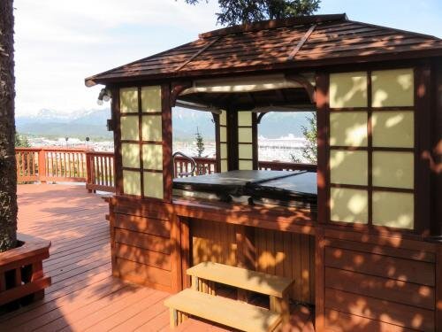 A Cabin on the Cliff