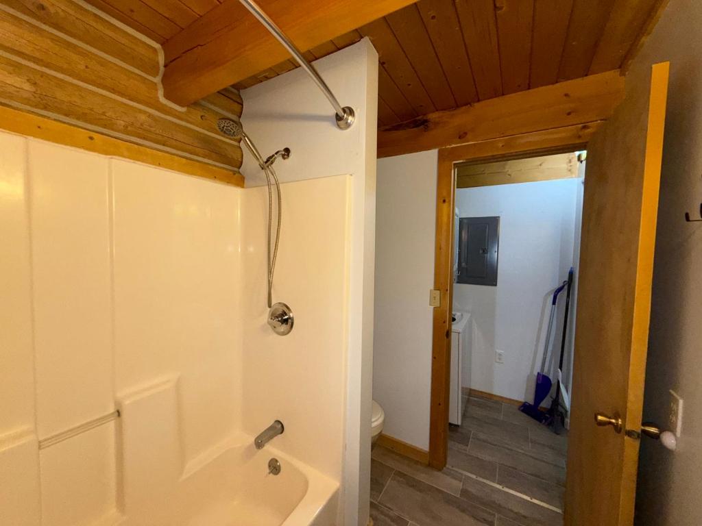 Talkeetna Log Cabin with Hot Tub Unit 2