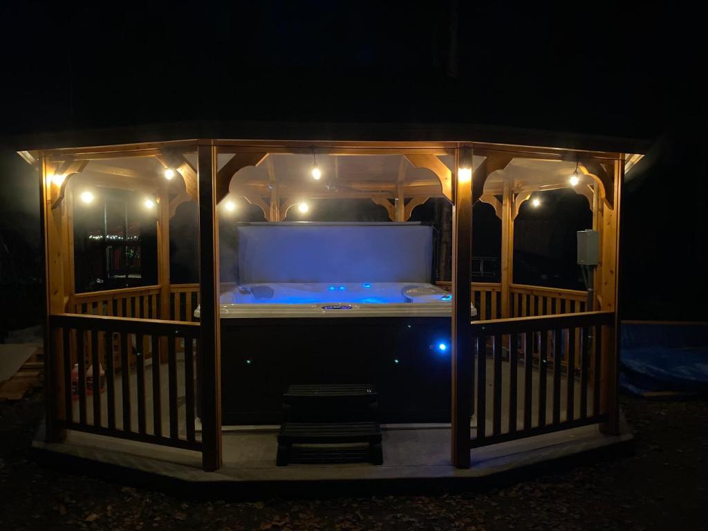 Hot Tub (Jacuzzi) - Photo 2