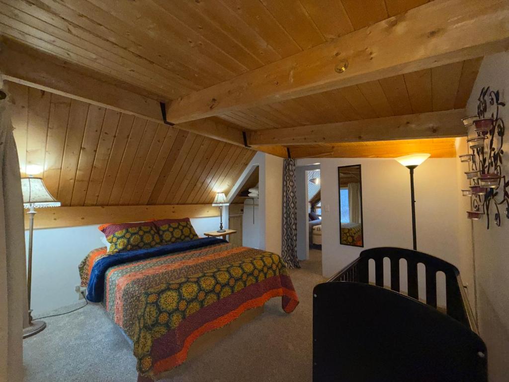 Talkeetna Log Cabin with Hot Tub Unit 1