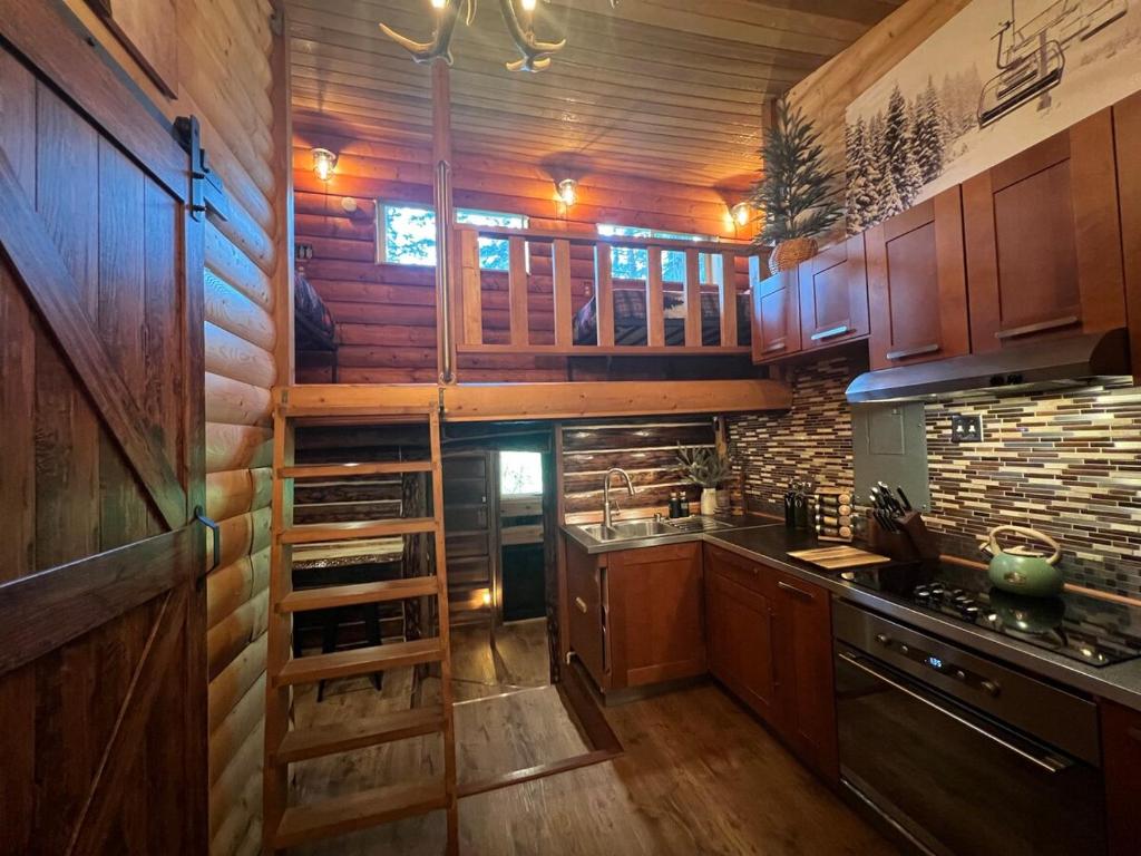 Alyeska Spruce Cabin - Image 4