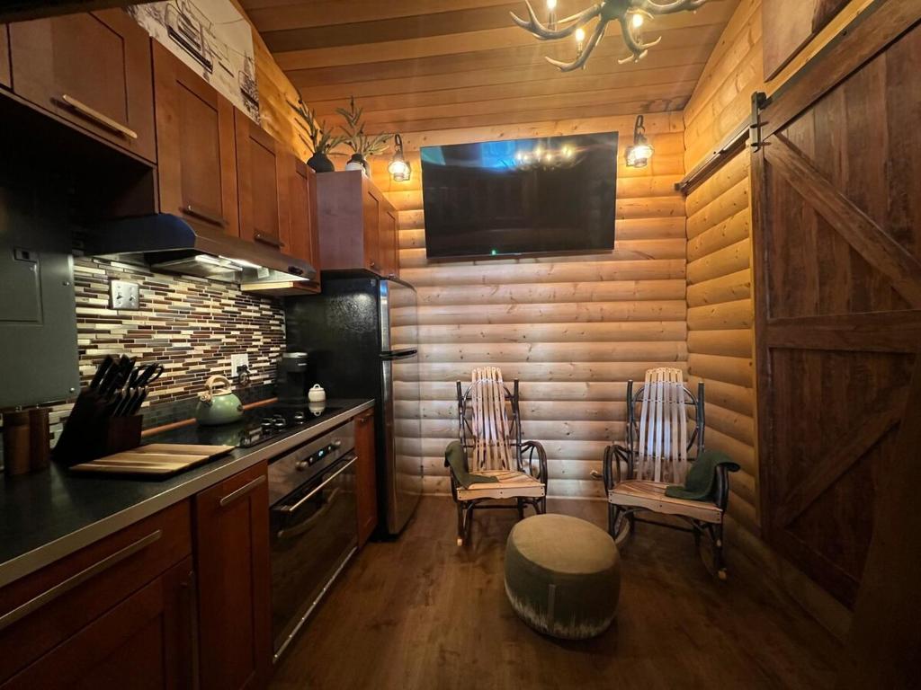 Alyeska Spruce Cabin - Image 8
