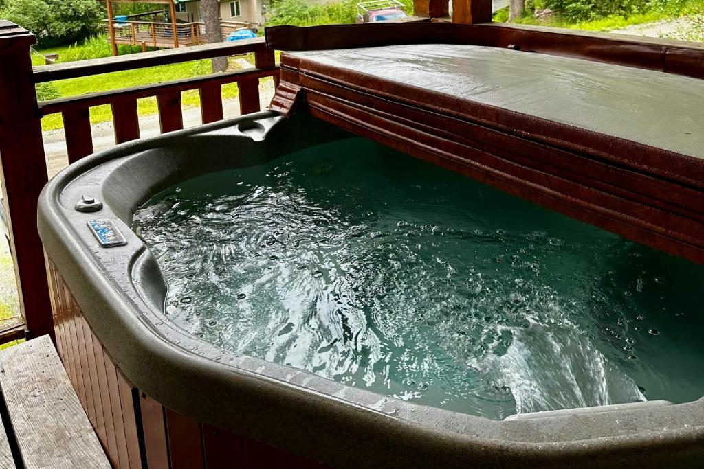 Hot Tub (Jacuzzi) - Photo 2