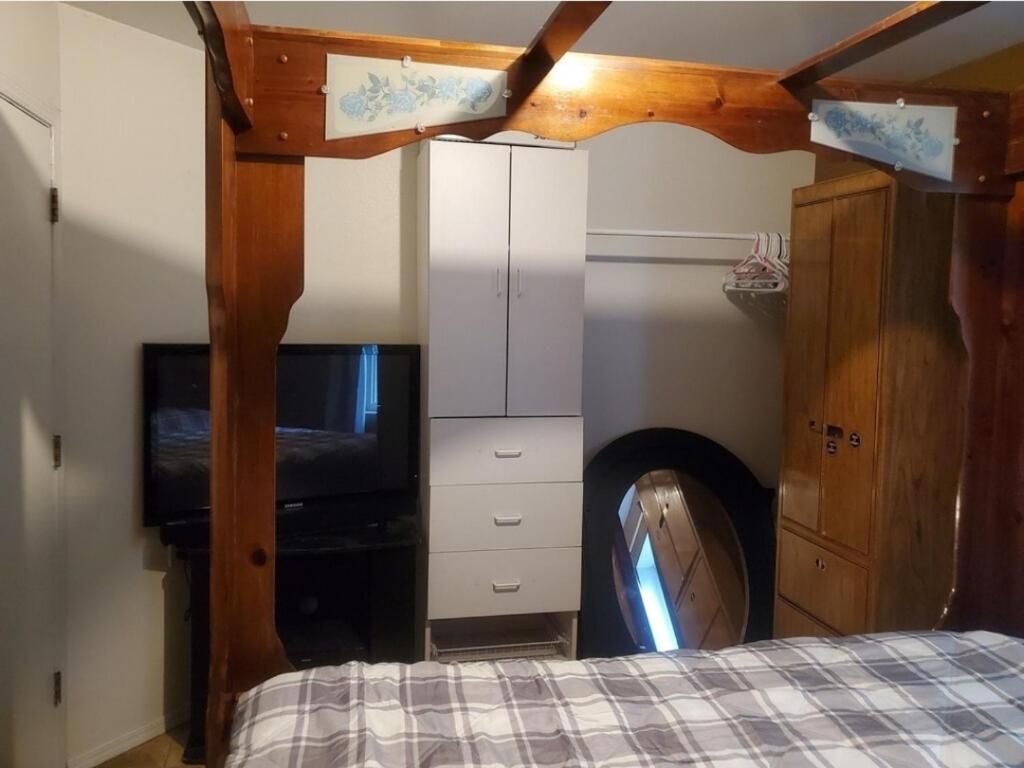 Hot Tub with King Bed - Image 6