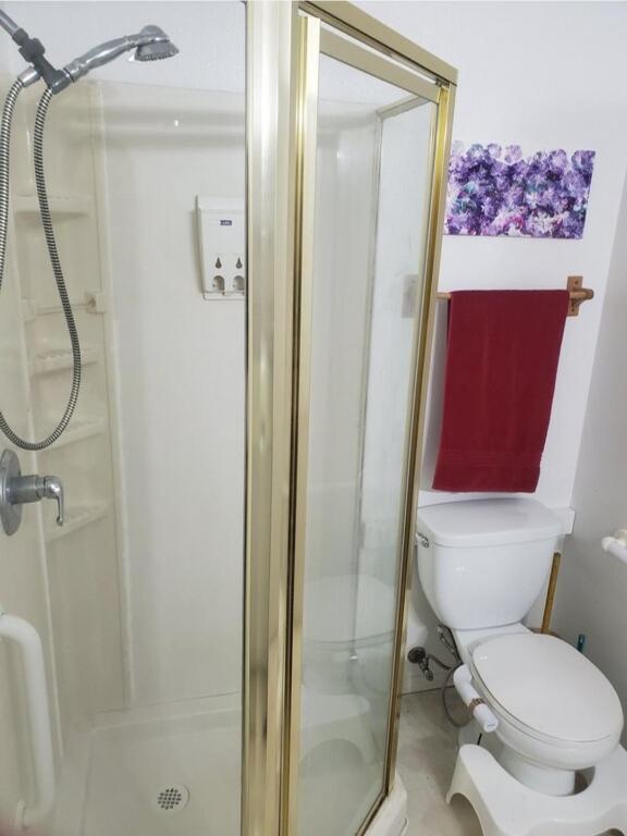 Hot Tub with King Bed - Image 7