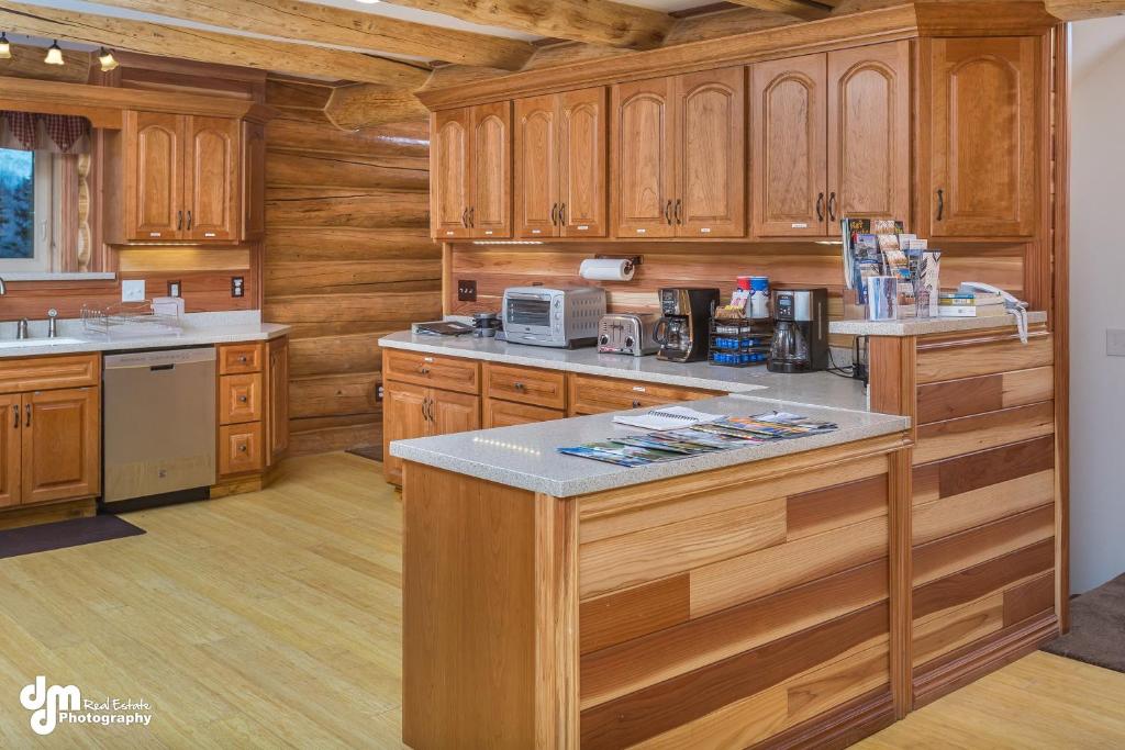 Alaska Knotty Pine B&B - Image 4
