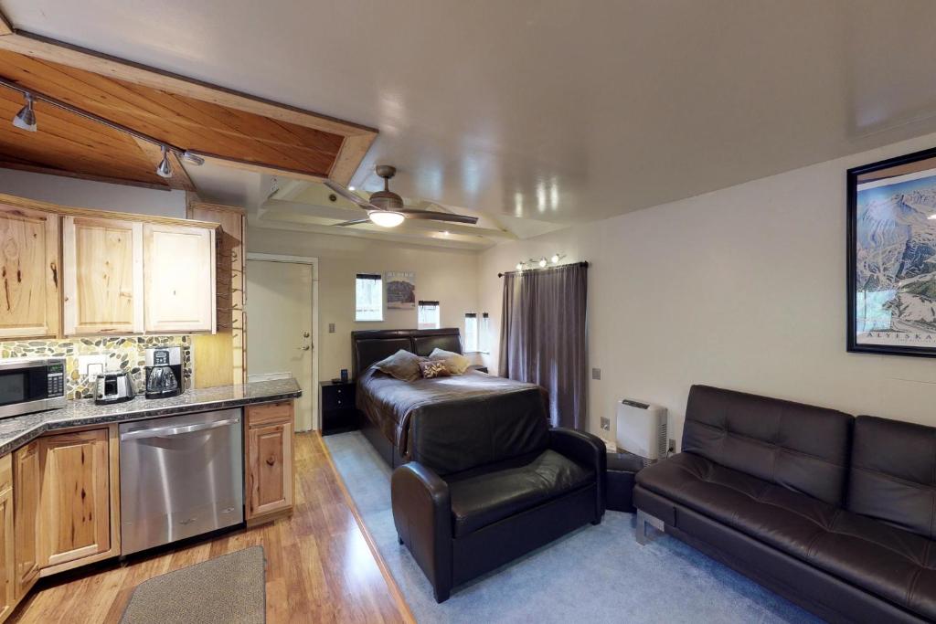 Loveland Cottage - Image 8