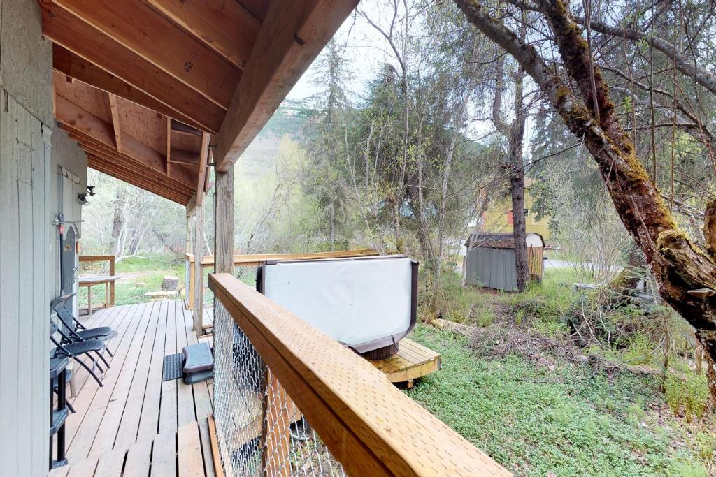 Hot Tub (Jacuzzi) - Photo 3