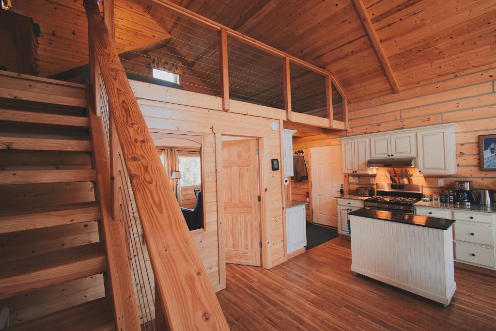 Denali Wild Stay - Bear Cabin with Hot Tub and Free Wifi, Private, sleep 6 - Image 7