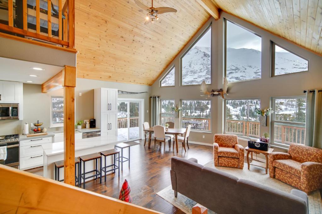Stunning Alaskan Getaway with River and Mtn Views - Image 4