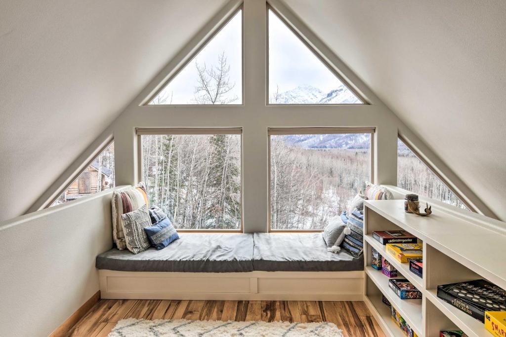 Alaskan Mountain Gem with Private Hot Tub and Gym! - Image 7