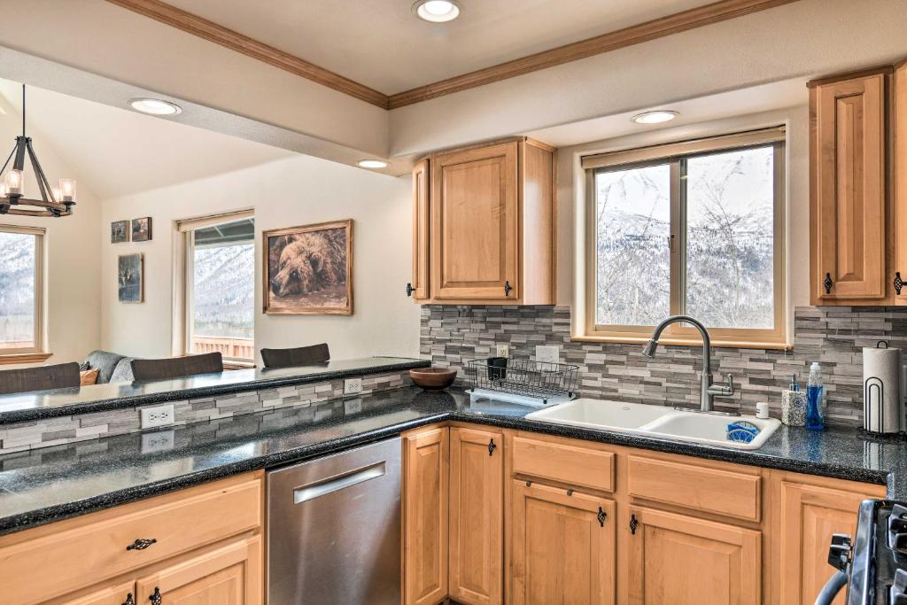 Alaskan Mountain Gem with Private Hot Tub and Gym! - Image 4