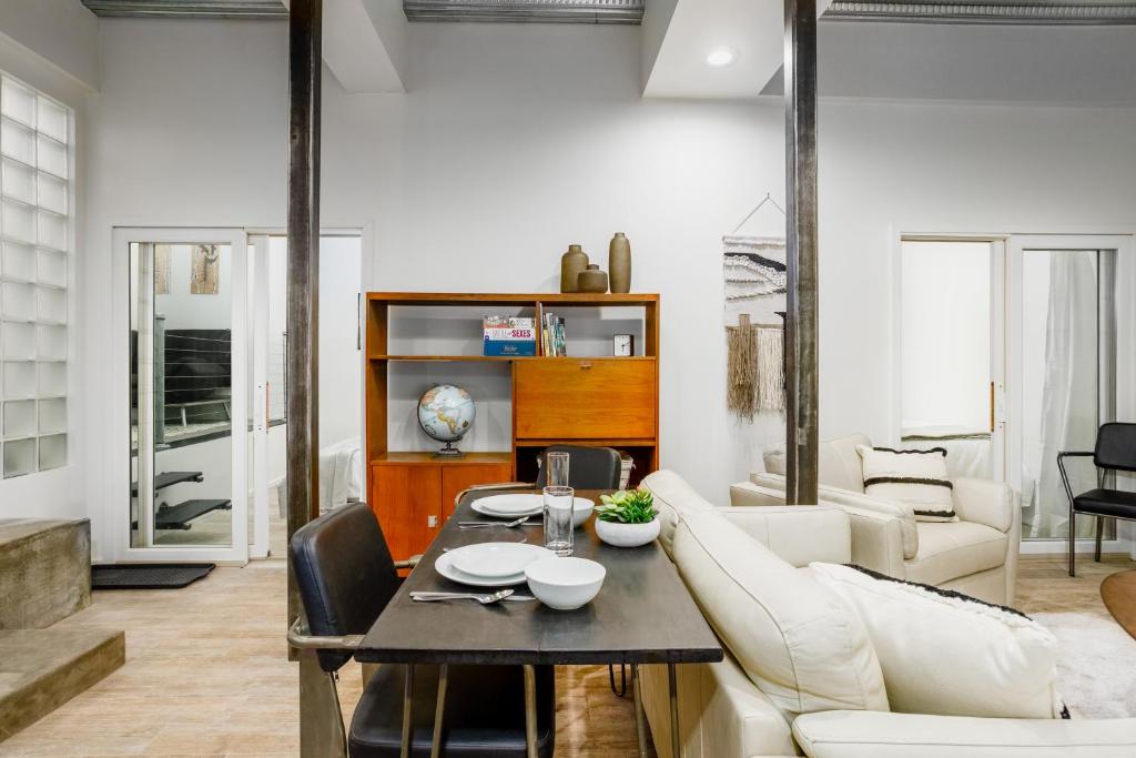 Downtown Contemporary Cove - Image 4