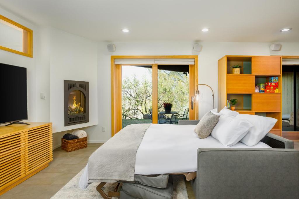Downtown Contemporary Coastal Condo - Image 5