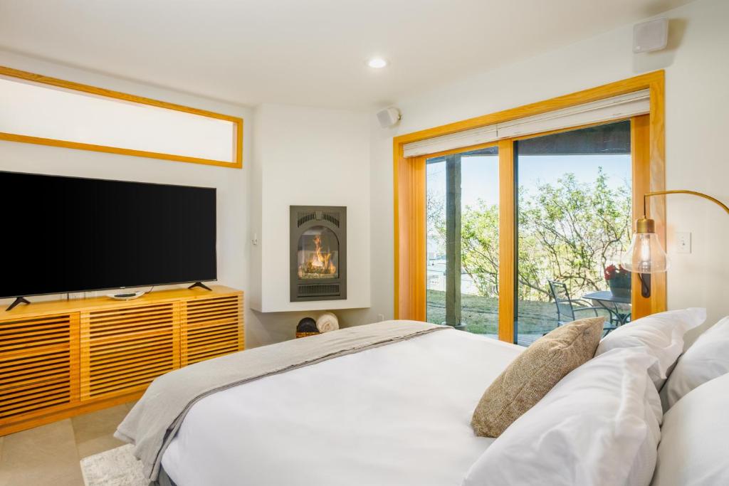 Downtown Contemporary Coastal Condo - Image 7