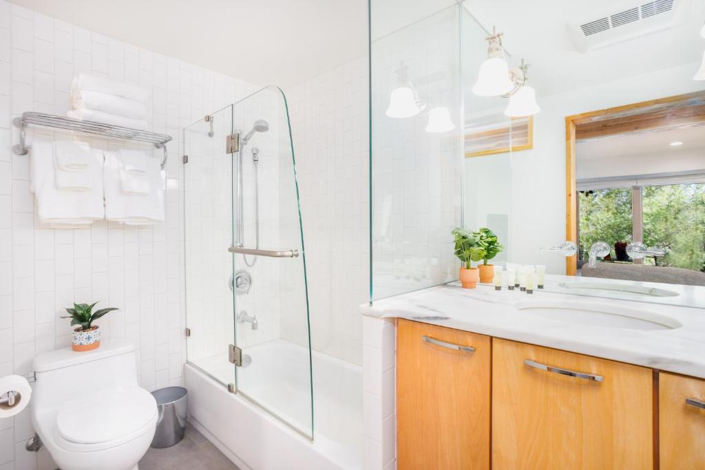 Downtown Contemporary Coastal Condo - Image 8