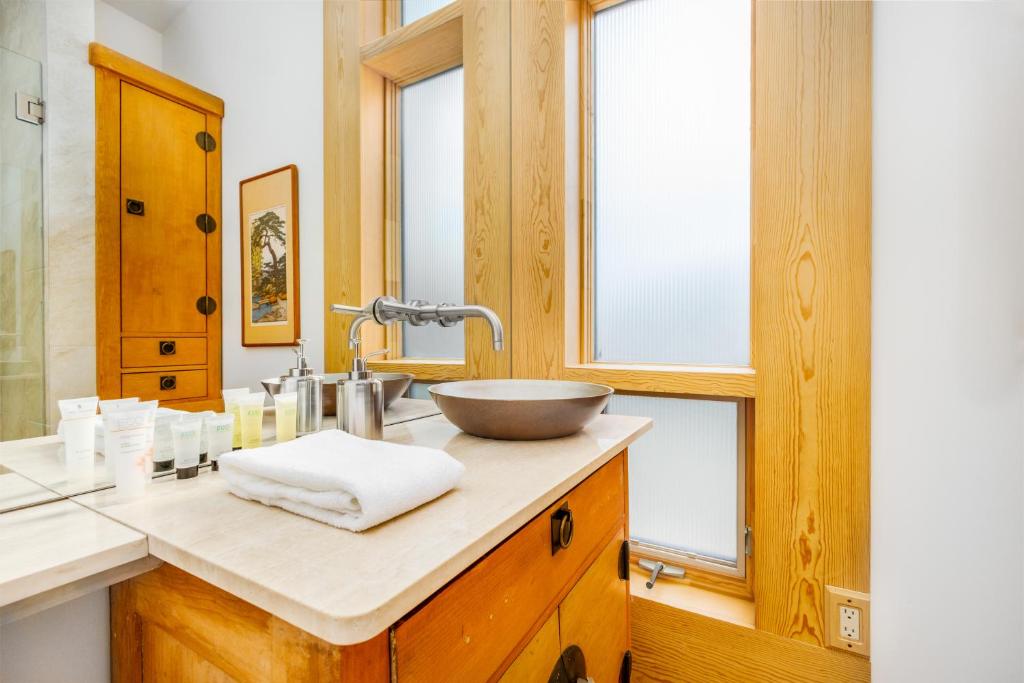 Downtown Oceanview Luxury Home - Image 8