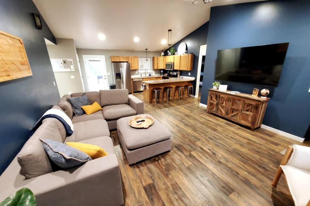 Lazy Moose Cottage in Willow, HotTub & Privacy - Image 4