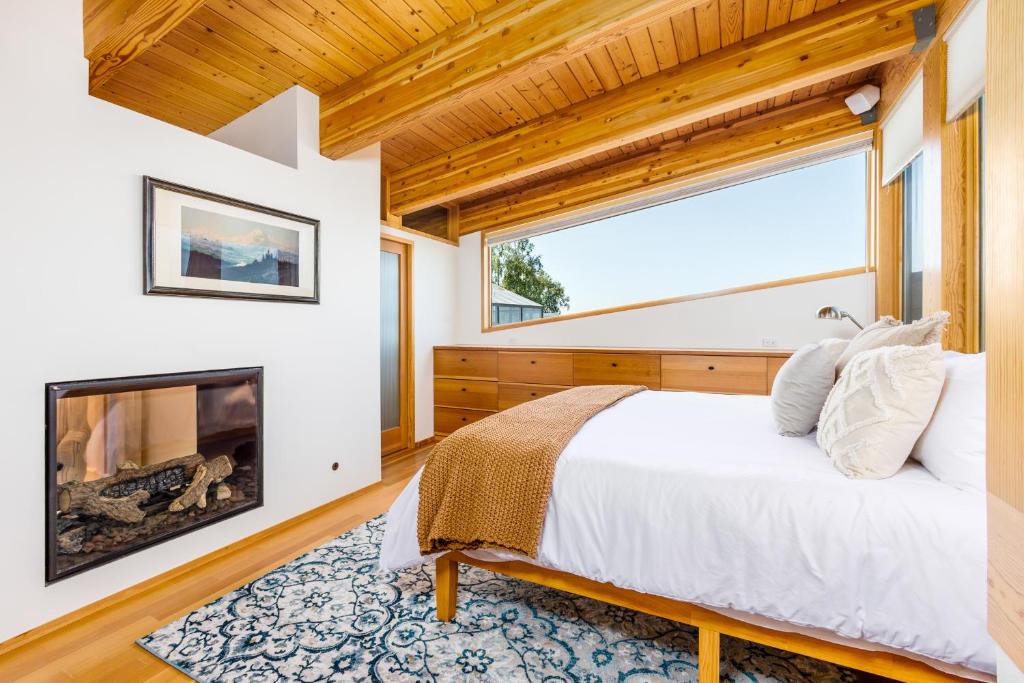 Downtown Contemporary - Full Property - Image 6