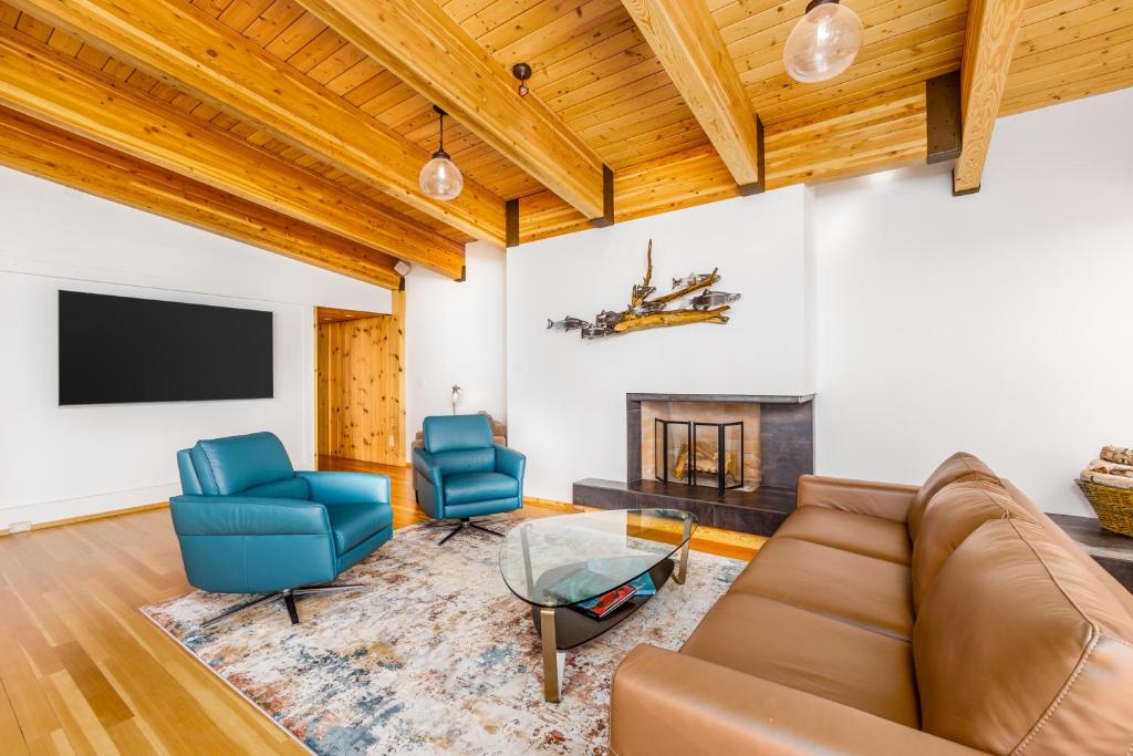 Downtown Contemporary - Full Property - Image 5
