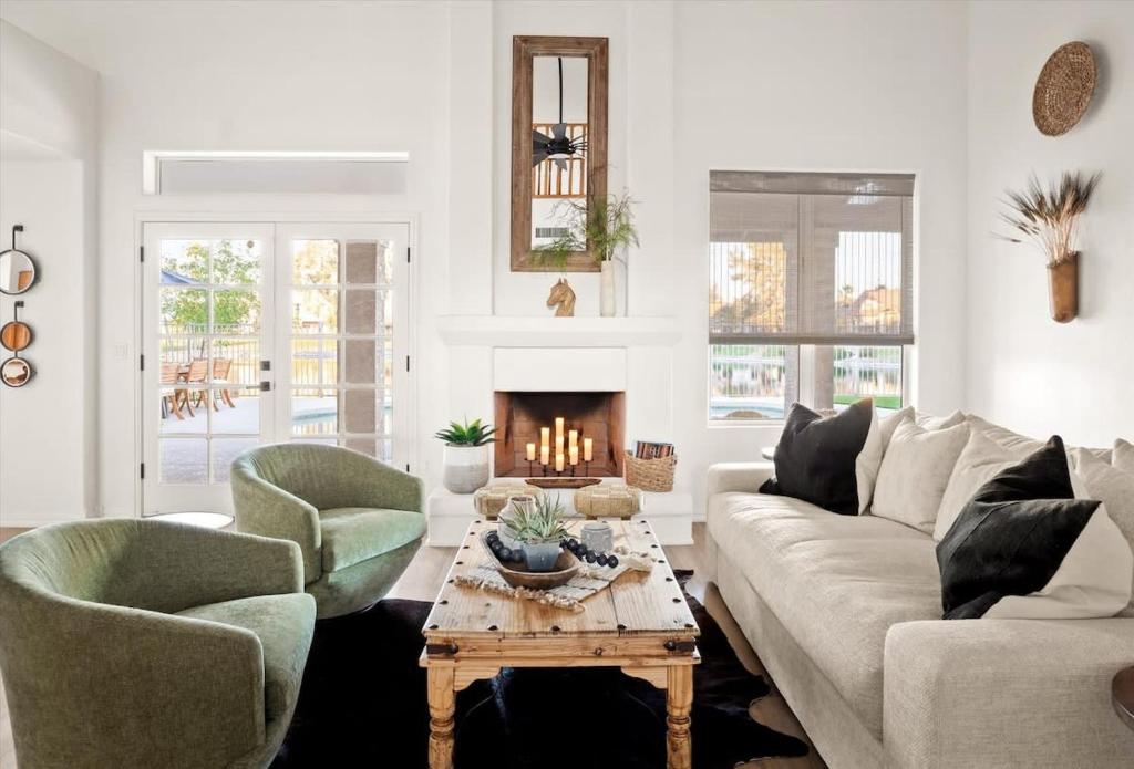 Lakeside Views The Clubhouse at Arrowhead Pool - Image 6